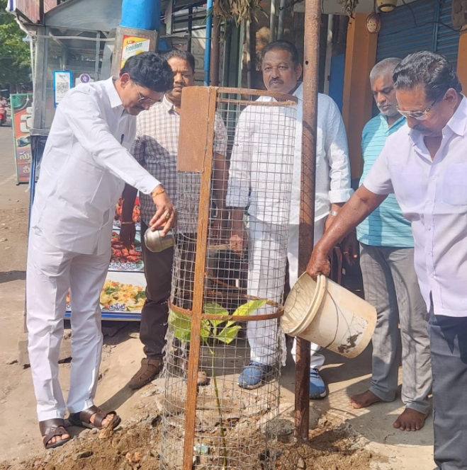 గ్రీన్ భద్రాద్రి ఆధ్వర్యంలో మొక్కలు నాటన మాజీ గ్రంథాలయం చైర్మన్  భోగాల శ్రీనివాస్ రెడ్డి