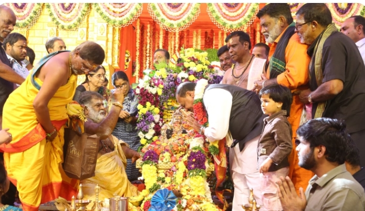 నిజామాబాద్ అర్బన్ ఎమ్మెల్యే నిర్వహించిన అయ్యప్ప పడిపూజ కార్యక్రమంలో పాల్గొన్న పిసిసి చీఫ్ మహేష్ కుమార్ గౌడ్