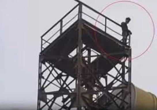 ప్రియురాలు ఫోన్ బ్లాక్ చేసిందని.. హైటెన్షన్ టవర్ ఎక్కిన యువకుడు