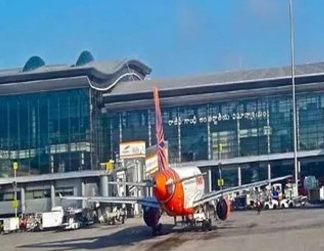 శంషాబాద్ ఎయిర్&zwnj;పోర్ట్&zwnj;లో బాంబు బెదిరింపు కలకలం