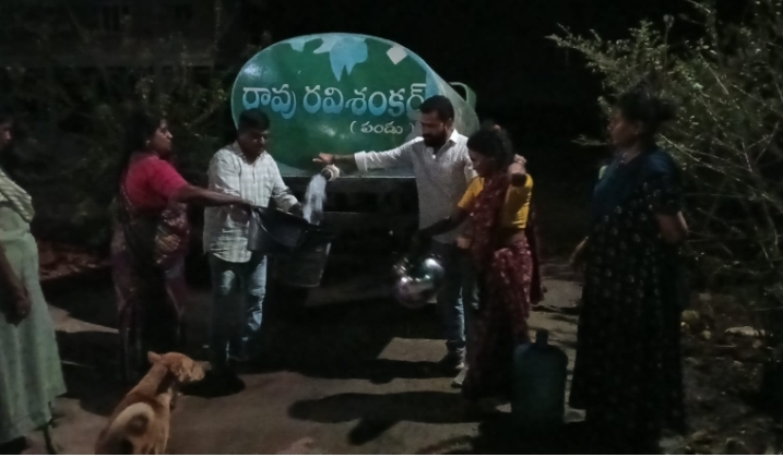త్రాగు నీళ్ళు లేక ఇబ్బంది పడుతున్న మందలపల్లిలో kcr కాలిని ప్రజలు 