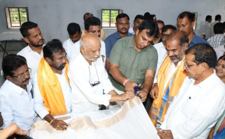 ఎస్.హెచ్.జీ సభ్యులకు సిరిసిల్ల చీరల పంపిణీ గర్వకారణం