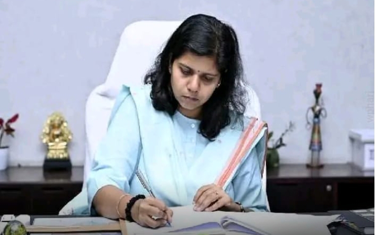 నిజామాబాద్​ కలెక్టర్​గా బాధ్యతలు స్వీకరించిన ఇలా త్రిపాఠి