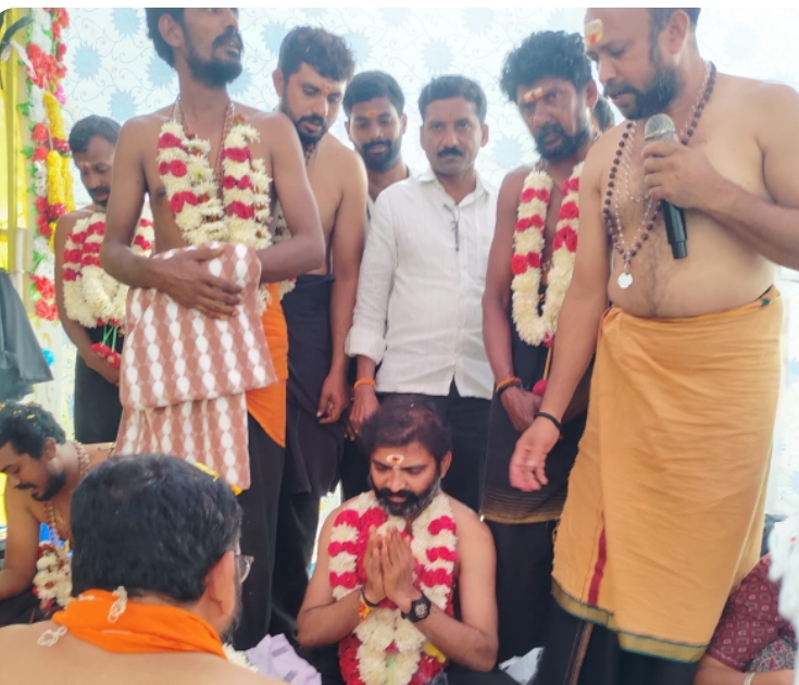 అన్నాపాడు గ్రామానికి చెందిన డాక్టర్ బానోతు రమేష్ స్వామి సాయిరాం తండాలో ఇరుముడి కార్యక్రమం