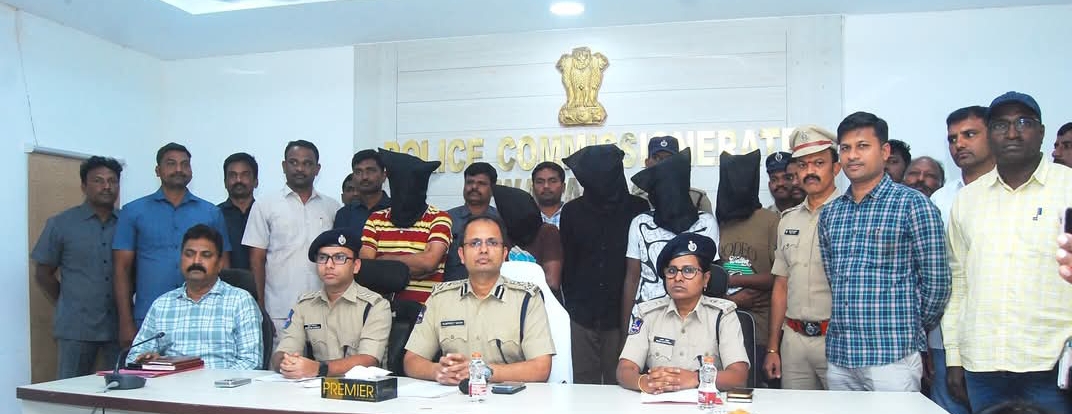 ఏసిబి అధికారి ముసుగులో వసూళ్ళకు పాల్పడుతున్న ముఠాలోని ఐదుగురి సభ్యుల అరెస్టు