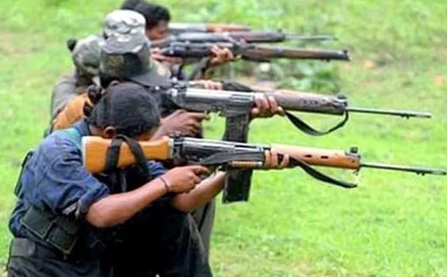 ఇన్&zwnj;ఫార్మర్ల నెపంతో ఇద్దరి చంపిన మావోయిస్టులు