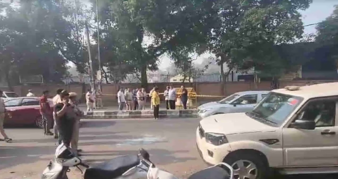 ఢిల్లీలో సీఆర్పీఎఫ్ స్కూల్ వద్ద పేలుడు, ఓ కారు ధ్వంసం - హై అలర్ట్