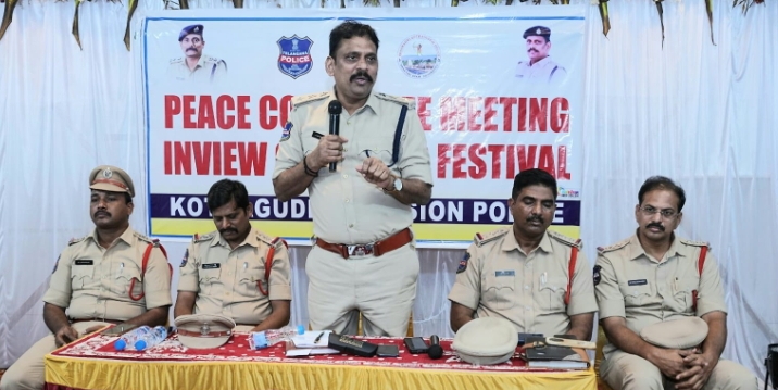 శాంతియుత వాతావరణంలో పండగలు జరుపుకోవాలి