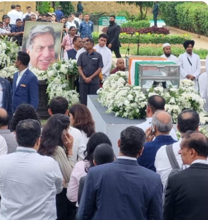 ముంబైలోని టాటా నివాసం వద్ద ప్రజలు నివాళులర్పించుతున్నారు