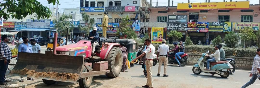 సూర్యాపేట పట్టణ మెయిన్ రోడ్డు పై ఆక్రమణ తొలగింపు