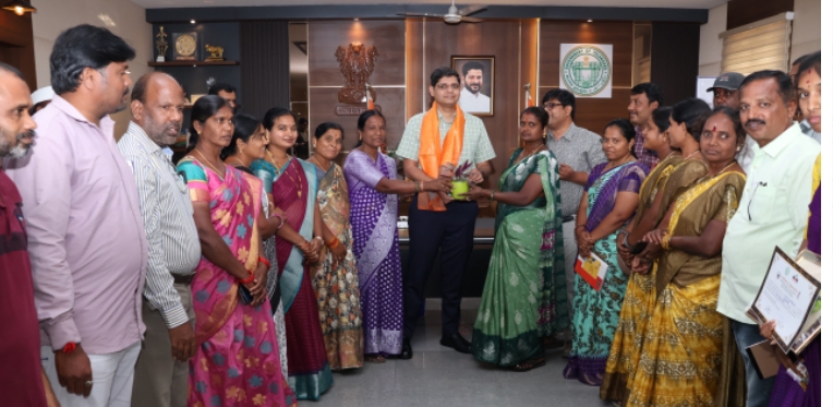 విశేష ప్రతిభ కనబర్చిన SHG మహిళలను అభినందించిన జిల్లా కలెక్టర్ ఆశిష్ సాంగ్వాన్