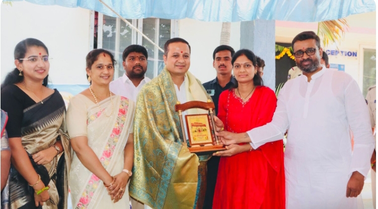 జిల్లా ఎస్పీ, ఏ ఎస్పీలకు శుభాకాంక్షలు తెలిపిన  మున్సిపల్ చైర్ పర్సన్