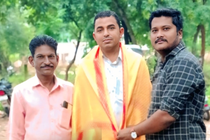 ఉమ్మడి ఖమ్మం జిల్లా టీజేఎంయు. అధ్యక్షులు కొప్పుల రమేష్ ని ఘనంగా సన్మానించిన  తెలంగాణ జర్నలిస్టు మీడియా యూనియన్ కొత్తగూడెం మండల అధ్యక్షుడు బానోత్, రామ్ నాయక్ 