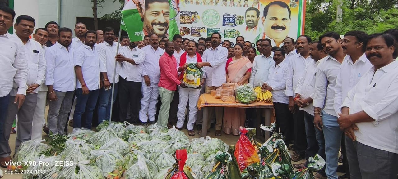 బాధితులకు నిత్యవసర వస్తువులు అందజేసిన షాద్ నగర్ ఎమ్మెల్యే శంకర్, మాజీ ఎమ్మెల్యే ప్రతాప్ రెడ్డి