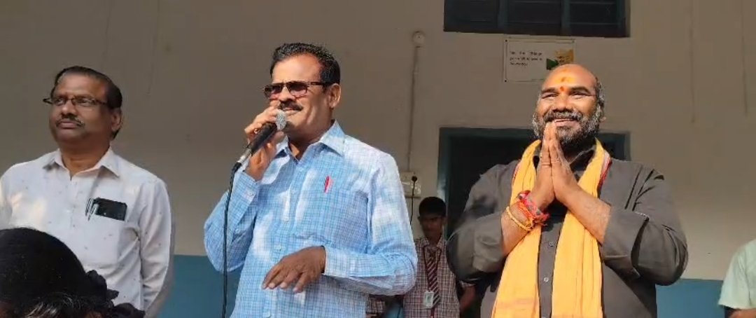 స్వంత ఖర్చులతో గోరుముద్ద కార్యక్రమం నిర్వహిస్తున్న మాజీ కౌన్సిలర్ కల్లూరి రేణుకా- రాజు