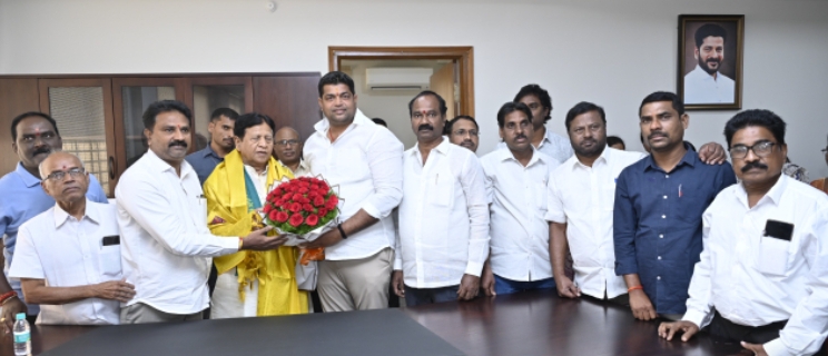 రాష్ట్ర ప్రభుత్వ ముఖ్య సలహాదారులు పొద్దుటూరి సుదర్శన్ రెడ్డిని మర్యాదపూర్వకంగా కలిసిన టీఎన్జీవో ఎస్ ఉద్యోగులు