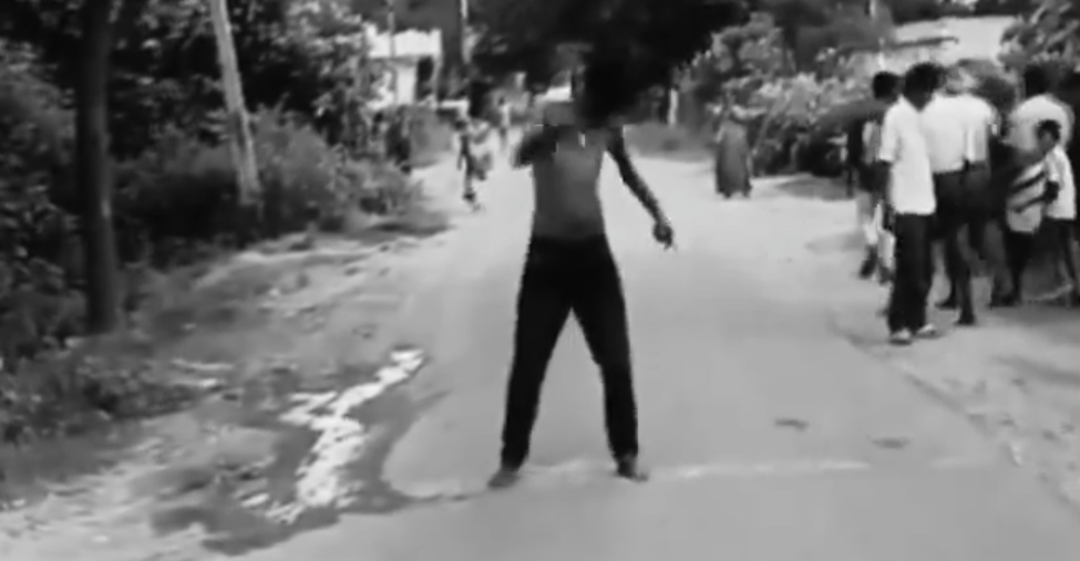 బీర్ బాటిల్&zwnj;తో పొడుచుకున్న సైకో 