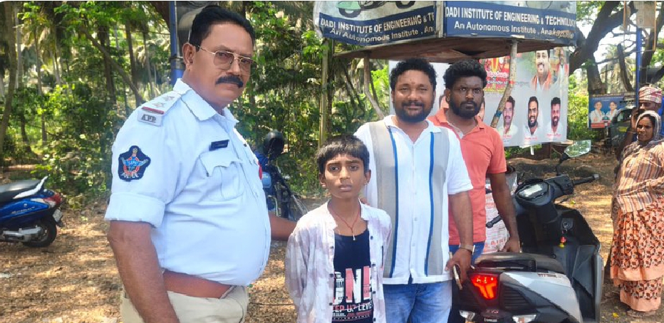 తప్పిపోయిన బాలుడిని తల్లిదండ్రుల చెంతకు చేర్చిన అనకాపల్లి ట్రాఫిక్ పోలీసులు
