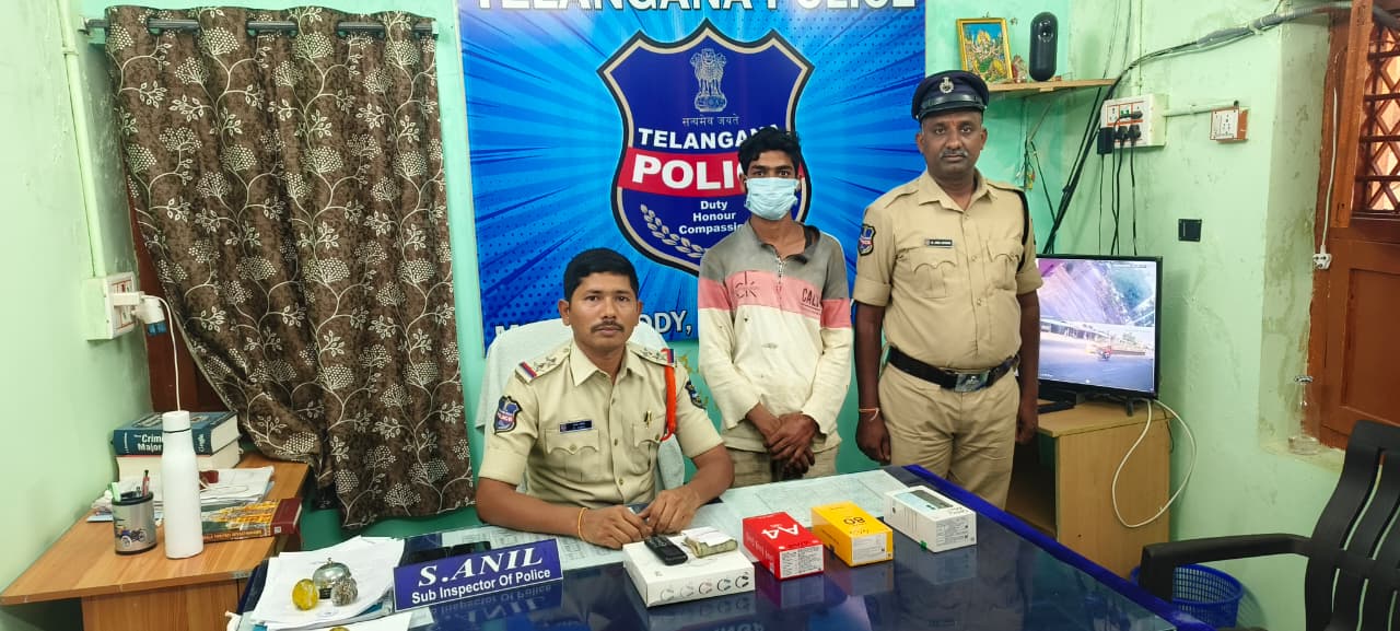 వాహనాల తనిఖీలో దొరికిపోయిన మొబైల్ దొంగ