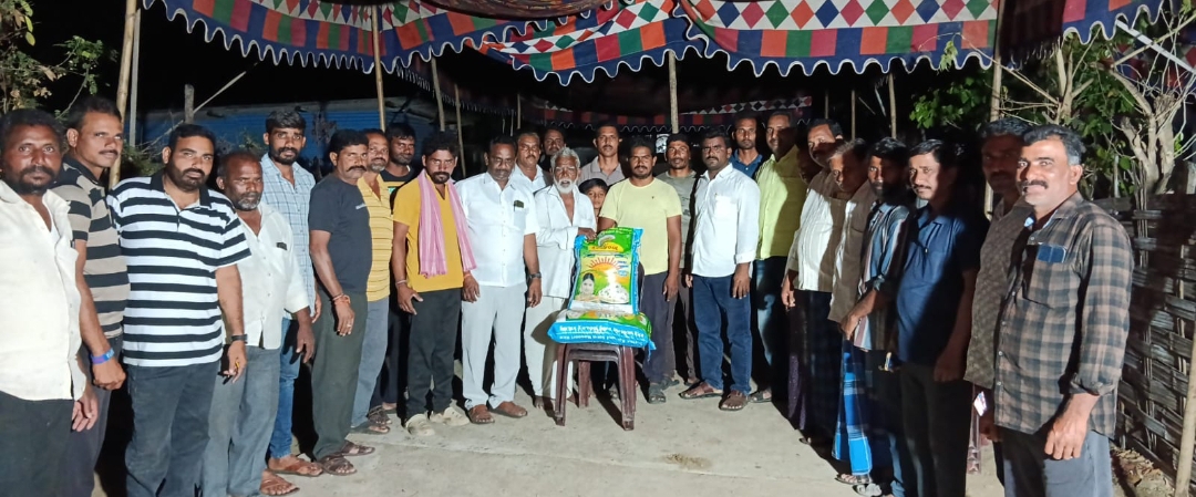 అనారోగ్యంతో మరణించిన బాదావత్ మాంగిని కుటుంబాన్ని పరామర్శించిన కాంగ్రెస్ పార్టీ నాయకులు పాపిన్ని జనార్ధన్ రావు, సర్పంచ్ బాదావత్ రాంబాబు