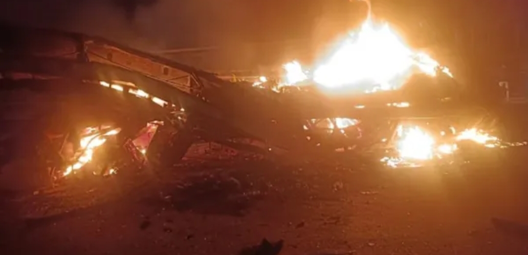 ఘోర రోడ్డు ప్రమాదం- 17 మంది సజీవదహనం