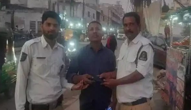 నిజాయితీ చాటుకున్న ట్రాఫిక్ కానిస్టేబుల్