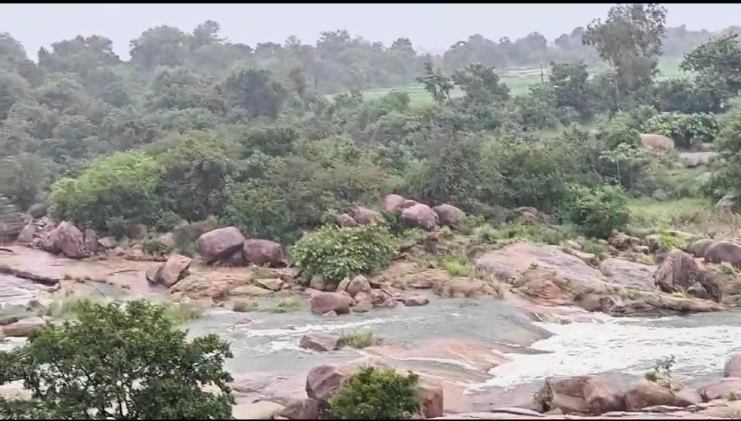 అక్కింపేట ఆల్ది వాగు డ్యామ్ నిండిపోవడంతో మత్తెడ దుంపుతున్న నీళ్లు