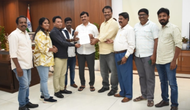 మంత్రి పొంగులేటి శ్రీనివాస్ రెడ్డికి వినతి పత్రం అందచేసిన తెలంగాణ వర్కింగ్ జర్నలిస్ట్స్ ఫెడరేషన్