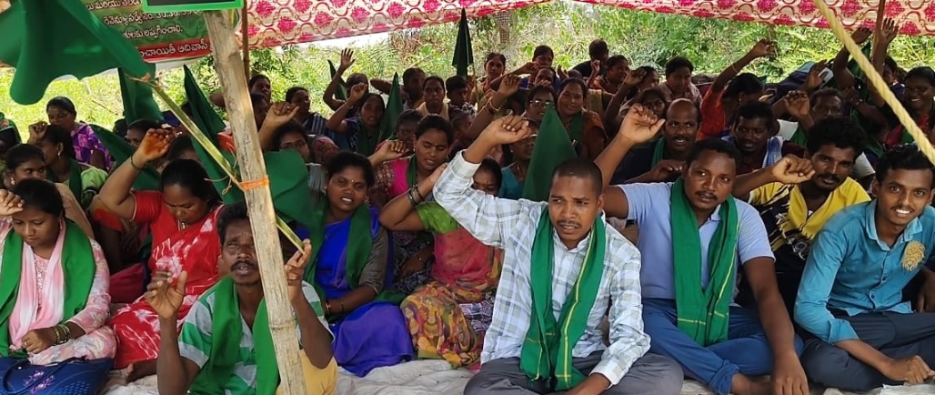 సమస్యను పరిష్కరించకుండా కదిలేదే లేదంటున్న ఆదివాసీలు