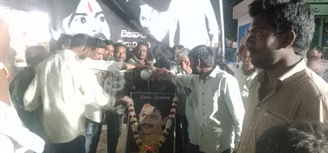 పాపకొల్లు గ్రామంలో వంగవీటి మోహన రంగా 37వ వర్ధంతి...  ఘనంగా నివాళులర్పించిన మున్నూరు కాపు గ్రామ ప్రజలు అభిమానులు