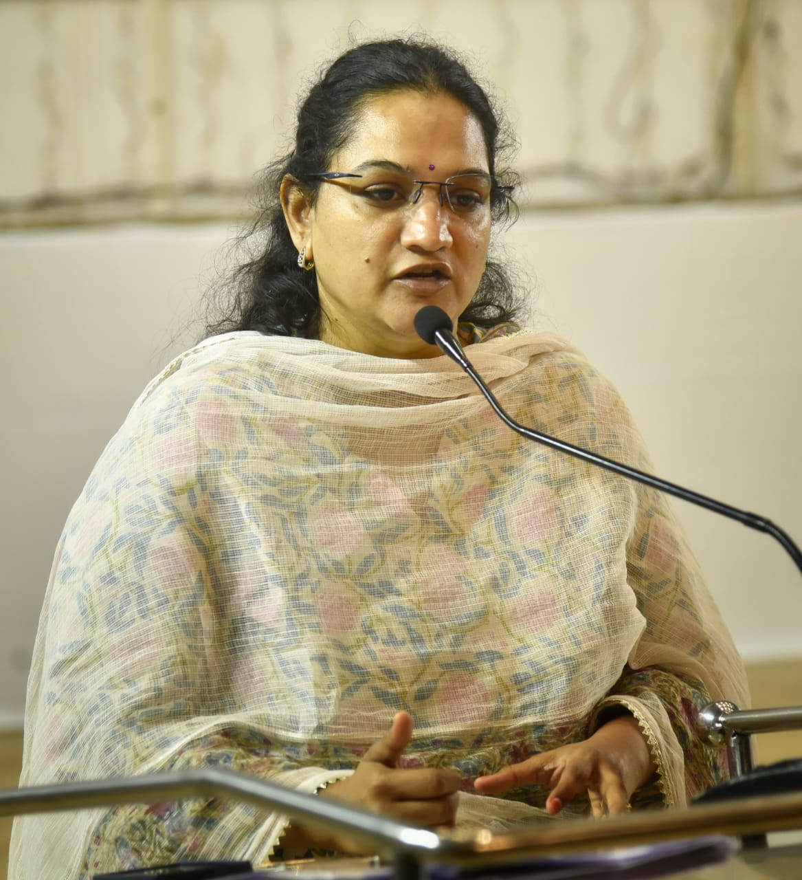 వీఆర్వో జయలక్ష్మీకి షోకాజ్ నోటీసిచ్చిన కలెక్టర్ సృజన