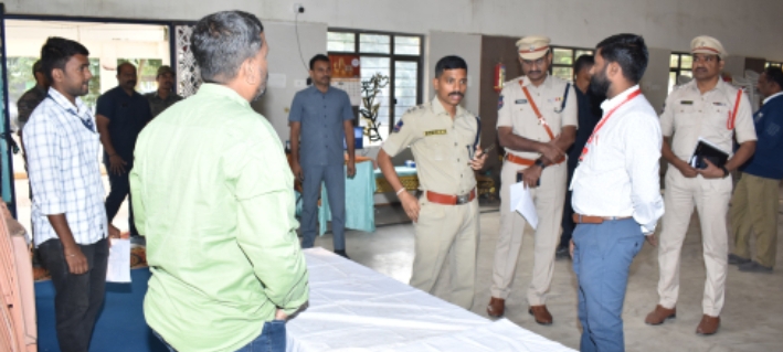 మున్సిపల్ కార్పొరేషన్ ఎన్నికల నామినేషన్ సెంటర్ ను పరిశీలించిన సిపి సాయి చైతన్య