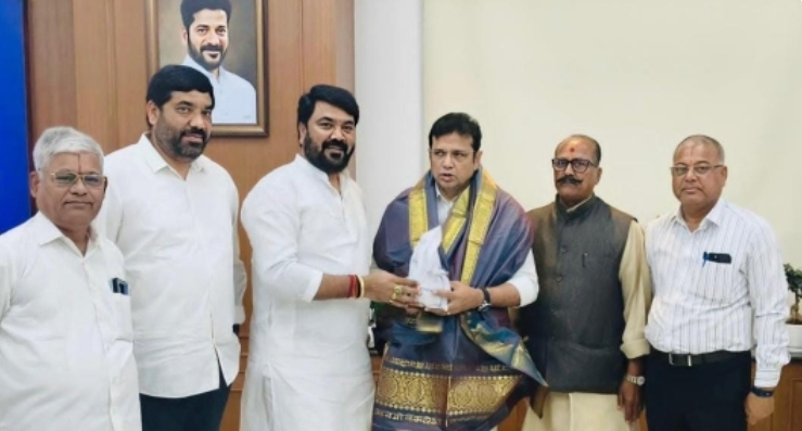 మంత్రి శ్రీధర్ బాబును కలిసిన గ్రంథాలయ ఛైర్మన్ ఎలుగంటి మధుసూదన్ రెడ్డి