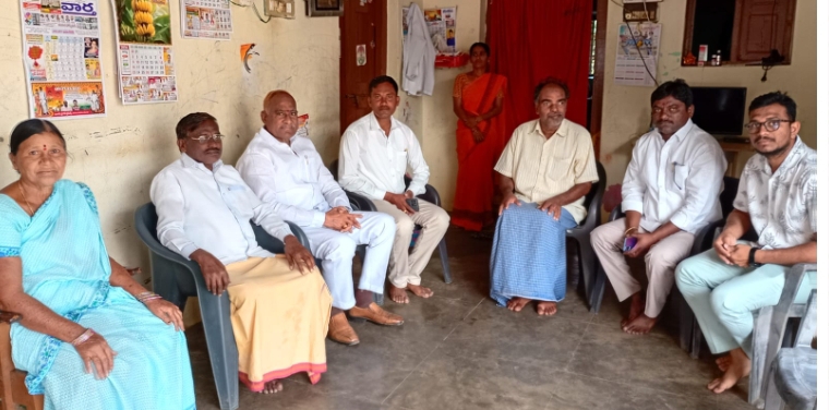 ఖమ్మం జిల్లా కారేపల్లి మండలంలో పలు కుటుంబాలను పరామర్శించిన వైరా మాజీ శాసనసభ్యులు లావుడియా రాము నాయక్ 
