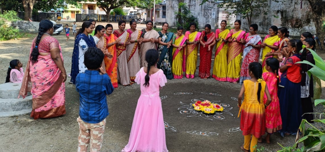అంగన్వాడి టీచర్ల బతుకమ్మ సంబరాల్లో పాల్గొన్న కాంగ్రెస్ నాయకురాలు : కల్లూరి చందన