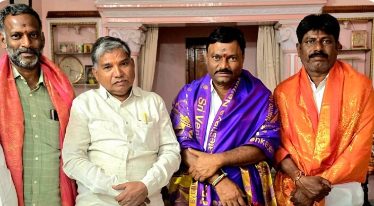 మాజీ ఎమ్మెల్యేను  కలిసిన మున్సిపల్ చైర్మన్ అగ్గనూర్ బస్వం,కౌన్సిలర్ పెంటయ్య,మురళీమోహన్