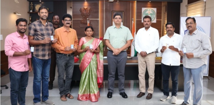 కలెక్టర్ చేతుల మీదుగా మీడియా అక్రిడిటేషన్ కార్డులు అందజేత