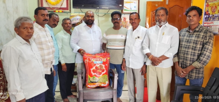 నిరుపేద కుటుంబానికి చేయూతనిచ్చిన మాజీ కౌన్సిలర్ కల్లూరి రాజు