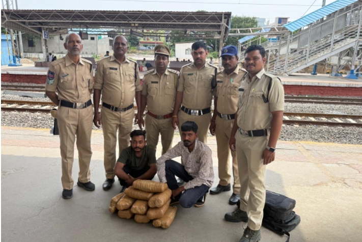 కామారెడ్డి రైల్వే స్టేషన్&zwnj;లో భారీగా గంజాయి పట్టివేత.. ఇద్దరు నిందితుల అరెస్ట్!