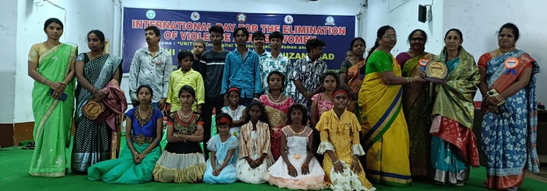 నేటి సమాజంలో మహిళలు గృహహింస, వరకట్న కేసుల కంటే సైబర్ నేరగాళ్ల ఉచ్చులో పడి వ్యక్తిగత భద్రతను కోల్పోతున్నారు