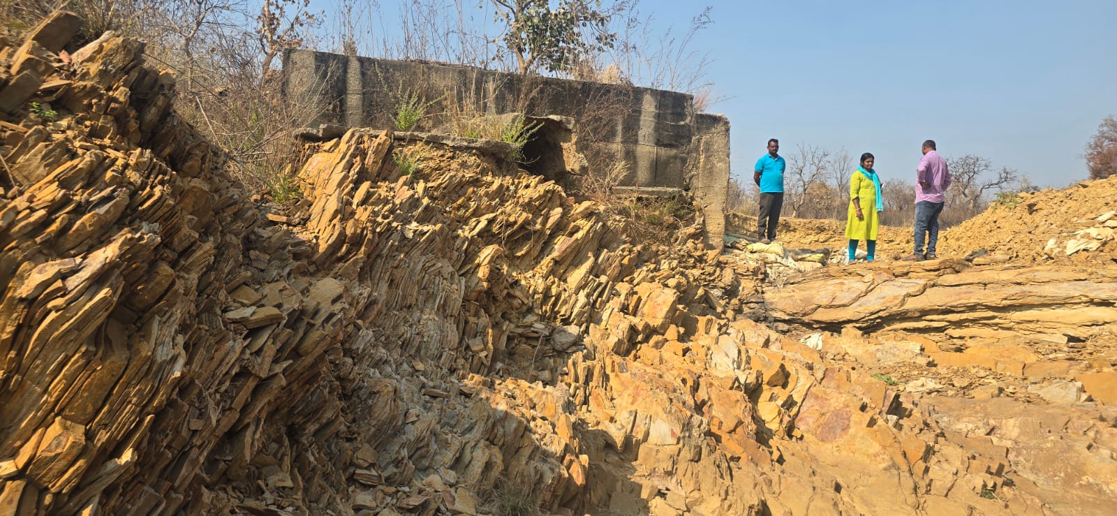 తెగిపోయిన చెరువు కట్టను పరిశీలించిన ఇరిగేషన్ అధికారులు