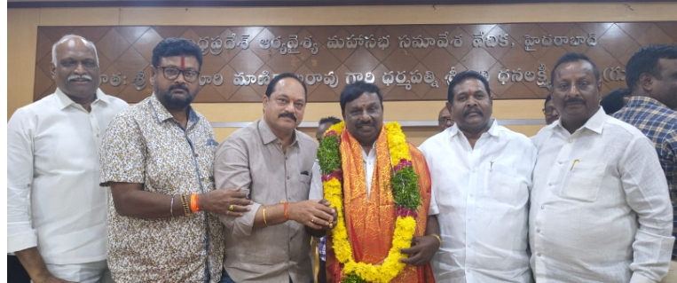 ఆర్యవైశ్య మహాసభ రాష్ట్ర అధ్యక్షుడికి సన్మానించిన మాజీ జిల్లా ఆర్యవైశ్య మహాసభ అధ్యక్షులు కైలాస్ శ్రీనివాస్ గుప్తా