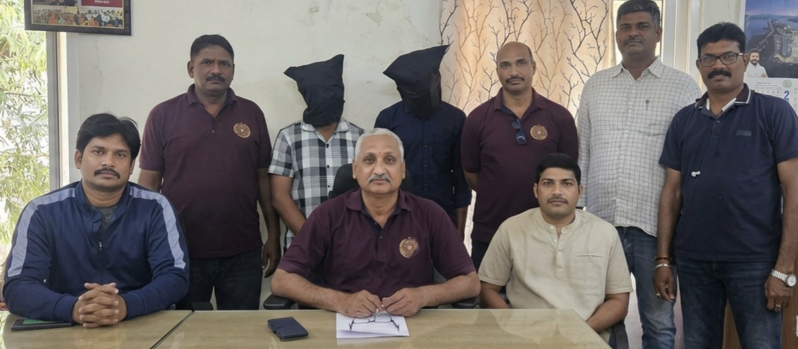 ఇద్దరు సైబర్ నేరస్తులను అరెస్టు చేసిన ఖమ్మం సైబర్ క్రైమ్ పోలీసులు