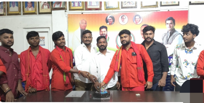 కాంగ్రెస్ భవన్ లో ఘనంగా రాష్ట్ర ప్రభుత్వ ఖనిజా అభివృద్ధి సంస్థ చైర్మన్ ఈరావత్రి అనిల్ జన్మదిన వేడుకలు