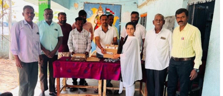 పదవ తరగతి విద్యార్థులకు పరీక్షా ప్యాడ్స్ అందజేత 