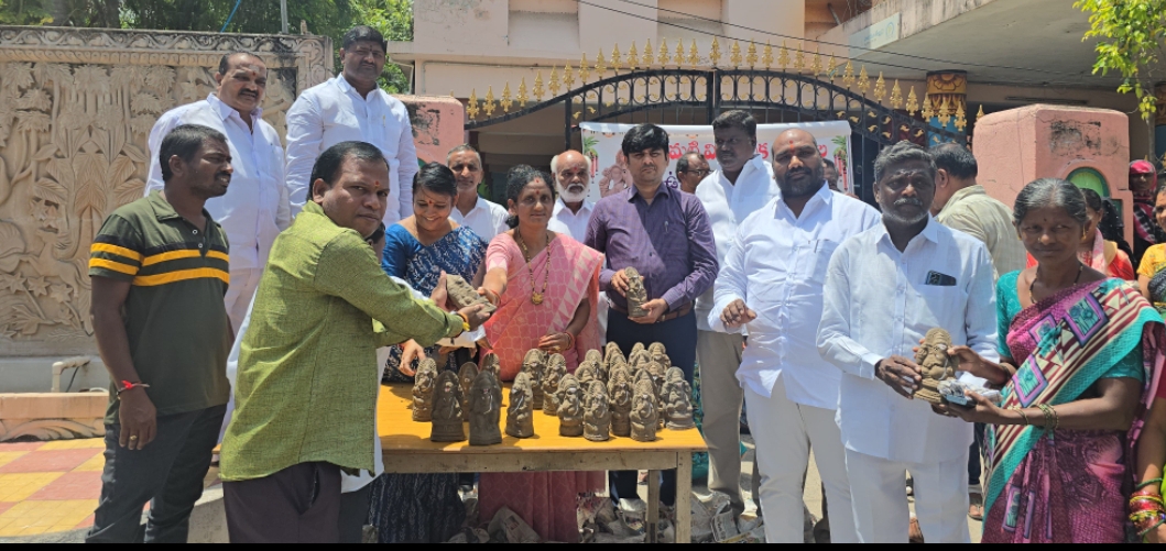 మున్సిపల్ చైర్ పర్సన్  కళ చక్రపాణి చేతుల మీదగా మట్టి వినాయకుల విగ్రహాల పంపిణీ