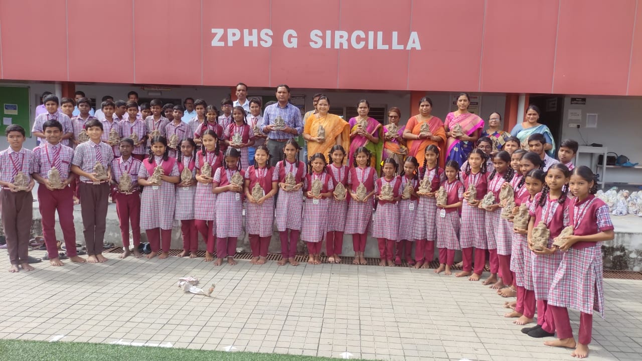 సిరిసిల్ల జిల్లా పరిషత్ బాలికల పాఠశాలలో  మట్టి వినాయక విగ్రహాల పంపిణీ 