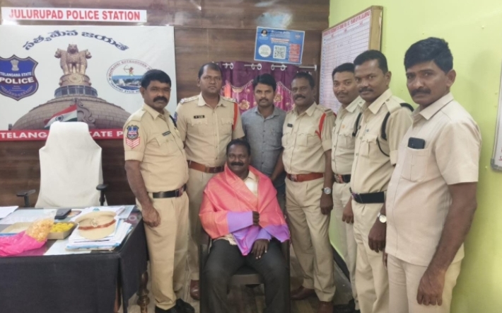 బదిలీపై వెళ్తున్న హెడ్ కానిస్టేబుల్ దయానంద్ కి జూలూరుపాడు పోలీస్ సిబ్బంది సన్మానం