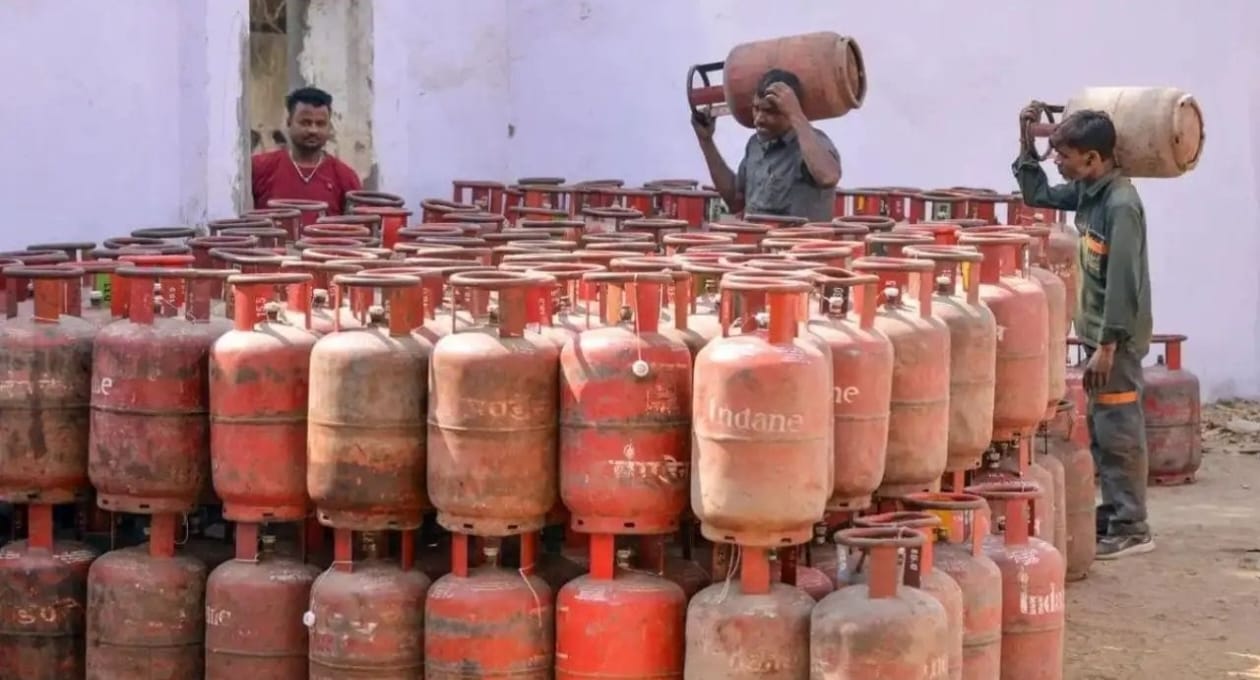 సిలిండర్ బుక్ చేసే వారికి షాక్ న్యూస్!