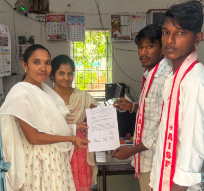 ప్రభుత్వ విద్యా సంస్థల్లో చదువుతున్న విద్యార్థులకు యూనిఫామ్స్ అందజేయాలి